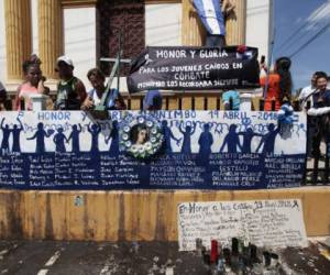 Miles de personas se reunieron en la iglesia de San Sebastián durante la caravana de solidaridad que convocó a nicaragüenses provenientes de distintas ciudades del país, en protesta por la represión que sufrió Masaya en los últimos días por fuerzas del oficialismo. / AFP PHOTO / DIANA ULLOA