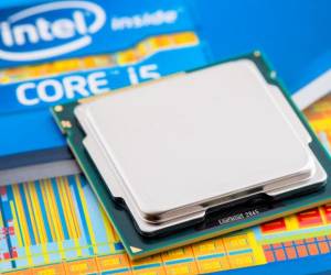 Las acciones de Intel cayeron un 9 % después de que el fabricante de chips advirtiera sobre la salida de la fabricación de chips si no lograba asegurar un cliente importante. Foto de iStock