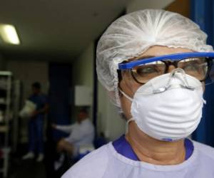 A medical worker wears protective gear to attend a suspected Covid-19 patient at the Hospital General de Occidente 'Zoquipan' in Zapopan, Jalisco state, Mexico on March 25, 2020. - With more than 400 confirmed COVID-19 coronavirus cases and five deaths, Mexico on Tuesday brought forward 'phase two' of its outbreak response, which includes social distancing, school closures, travel limitations and remote working. (Photo by ULISES RUIZ / AFP)