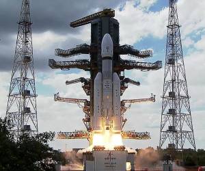 <i>Esta captura de pantalla hecha a partir de imágenes de video de ISRO a través de AFPTV tomadas el 14 de julio de 2023 muestra un cohete de la Organización de Investigación Espacial de la India (ISRO) que lleva la nave espacial Chandrayaan-3 despegando del Centro Espacial Satish Dhawan en Sriharikota, una isla frente a la costa de estado sureño de Andhra Pradesh. El 14 de julio, India lanzó un cohete que buscaba aterrizar una nave espacial no tripulada en la superficie de la Luna, mostró una transmisión en vivo, su segundo intento de convertirse en el cuarto país en hacerlo.AFPTV / ISRO / AFP</i>