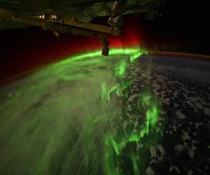<i>Fotografía publicada en la cuenta oficial en X @Astro_Jessica de la astronauta de la NASA Jessica Meir, que muestra una vista de una aurora austral tomada desde la nave Dragon de SpaceX en la Estación Espacial Internacional (EEI). </i>
