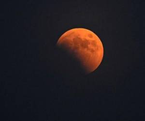 La ‘luna de sangre’ se ve durante un eclipse lunar total en Beijing el 8 de noviembre de 2022. (Foto de Jade Gao / AFP)