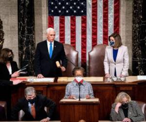 Vice President Mike Pence and House Speaker Nancy Pelosi preside over a Joint session of Congress to certify the 2020 Electoral College results after supporters of President Donald Trump stormed the Capitol earlier in the day on Capitol Hill in Washington, DC on January 6, 2020. - Members of Congress returned to the House Chamber after being evacuated when protesters stormed the Capitol and disrupted a joint session to ratify President-elect Joe Biden's 306-232 Electoral College win over President Donald Trump. (Photo by Erin Schaff / POOL / AFP)