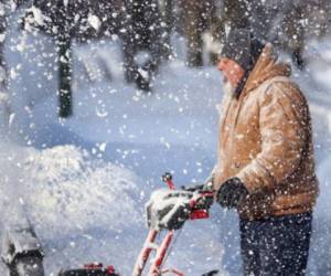 CHICAGO, ILLINOIS: Un residente limpia la nieve frente a su casa. Más de 17 pulgadas de nieve han caído en Chicago en las últimas 24 horas. El Servicio Meteorológico Nacional (NWS, por sus siglas en inglés) alertó de un ''área extensa y sin precedentes de condiciones invernales peligrosas'' desde la costa este hasta la costa oeste, con más de 150 millones de estadounidenses bajo advertencias relacionadas con el clima invernal.Scott Olson/Getty Images/AFP (Photo by SCOTT OLSON / GETTY IMAGES NORTH AMERICA / AFP)