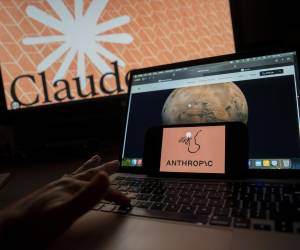 <i>Fotografía que muestra la pantalla de un ordenador con el logotipo de la inteligencia artificial (IA) Anthropic este miércoles, en Nueva York (Estados Unidos). La creciente disputa legal y ética entre las tecnológicas y el Pentágono está reconfigurando el tablero de la IA: Anthropic ha visto crecer su popularidad entre los civiles a la par que se enfrenta en los tribunales a la Administración de Donald Trump; OpenAI enfrenta críticas por su cercanía al sector militar; y Google expande discretamente su presencia en Defensa. EFE/ Angel Colmenares</i>