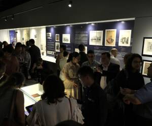 <i>Personas asisten a la inauguración de la sala 'Construyendo el Canal de Panamá' este martes, en ciudad de Panamá (Panamá). El Museo del Canal de Panamá, con 28 años de una labor de rescate de la memoria histórica del país y de su centenaria vía acuática que sirve al comercio mundial, abre al público este miércoles una de sus salas con un renovado enfoque museográfico y experiencias interactivas sobre la construcción de esa magna obra y su impacto global. EFE/ Bienvenido Velasco</i>