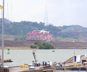 <i>Fotografía que muestra un barco de carga pasando por el Canal de Panamá este martes, en Ciudad de Panamá (Panamá). El Canal de Panamá aspira que los primeros reasentamientos de familias impactadas por el proyecto de construcción de un tercer embalse que alimente la vía interoceánica, la única de agua dulce del mundo, comiencen alrededor de mayo de 2027, afirmaron fuentes oficiales. EFE/ Carlos Lemos</i>