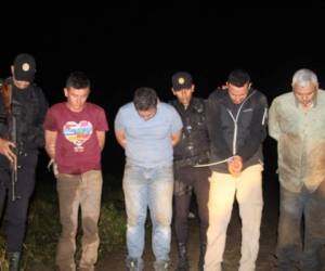 El coronel del Ejército Otto Fernando Godoy Cordón, el colombiano José Mendez Arboleda y el mexicano Miguel Rodríguez Guillen fueron capturados este día en Caoba, Poptún, Petén. Intentaban huir al dejar abandonado una avioneta. Foto @prensa_libre