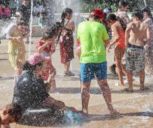 <i>La gente se baña en los chorros de una fuente para refrescarse durante el calor en la ciudad de Modiin, en el centro de Israel, el 4 de agosto de 2023.GIL COHEN-MAGEN / AFP</i>