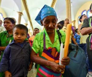 Creyentes oran en la Basílica de Suyapa en Tegucigalpa, en el 273 aniversario del hallazgo de la estatua de la Virgen de Suyapa, la patrona de Honduras. (Foto por ORLANDO SIERRA / AFP)