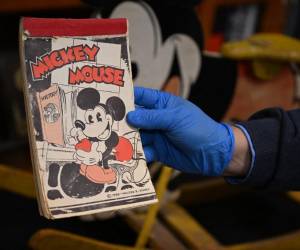 Uno de los primeros blocs de notas de Mickey Mouse se muestra durante un recorrido de los medios por los Archivos de Walt Disney, el 20 de junio de 2023 en el lote de Disney Studio, en Burbank, California. En celebración del próximo centenario de la compañía, oficialmente marcado el 16 de octubre, Disney recientemente permitió echar un vistazo a sus bóvedas, organizando una visita de los medios a su lote de estudio de cine en Burbank, cerca de Los Ángeles. (Foto de Robyn Beck / AFP)