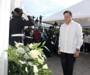 Presidente Varela Rodríguez rinde honor a los próceres en el Cementerio Amador. (Foto: Casa Presidencial)
