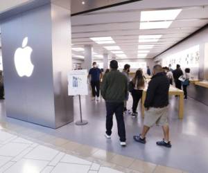 TAMPA, FL - NOVEMBER 26: The Apple store opened early on Black Friday at International Plaza on November 26, 2021 in Tampa, Florida. More shoppers are expected to shop in than last year after the COVID-19 pandemic caused the quietest Black Friday in 20 years. Octavio Jones/Getty Images/AFP (Photo by Octavio Jones / GETTY IMAGES NORTH AMERICA / Getty Images via AFP)
