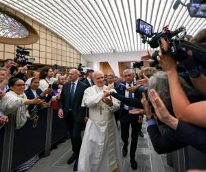 <i>El papa León XIV este lunes durante una audiencia con representantes de los medios de comunicación, en la Sala Nervi del Vaticano. EFE/EPA/ANDREA SOLERO</i>