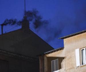 <i>Humo negro sale de la chimenea en el techo de la Capilla Sixtina el primer día del cónclave para elegir un nuevo papa en la Ciudad del Vaticano, 07 de mayo de 2025. (Papa) EFE/EPA/FABIO FRUSTACI ```</i>