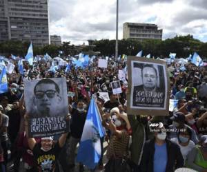 Los manifestantes participan en una protesta exigiendo la renuncia del presidente guatemalteco Alejandro Giammattei, en la plaza Constitución, en la Ciudad de Guatemala el 21 de noviembre de 2020 (Foto de Johan ORDONEZ / AFP).