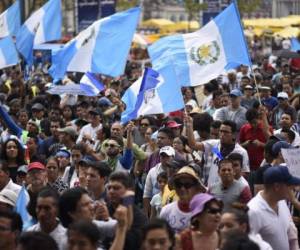 People protest demanding the resignation of Guatemalan President Jimmy Morales, in front of the Culture Palace in Guatemala City on September 15, 2017. Guatemala's congress early this week, voted overwhelmingly to reject a UN-backed request to lift the immunity of President Jimmy Morales in order for him to face a corruption probe over irregular party financing. / AFP PHOTO / JOHAN ORDONEZ