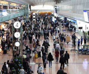 <i>TOKIO (Japón), 29/11/2025.- La Terminal 2 del Aeropuerto de Haneda está abarrotada de viajeros debido a la cancelación de vuelos, en Tokio, Japón, el 29 de noviembre de 2025. Airbus ha ordenado la reparación inmediata de 6.000 aviones de la familia A320 tras un análisis que reveló que la intensa radiación solar puede corromper datos críticos para el funcionamiento de los controles de vuelo. (Japón, Tokio) EFE/EPA/JIJI PRESS JAPAN OUT SOLO PARA USO EDITORIAL/</i>
