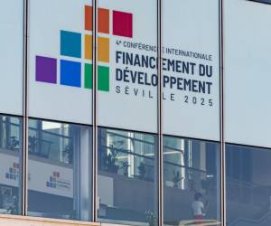<i>Fachada del Palacio de Congresos FIBES de Sevilla este viernes. La IV Conferencia Internacional sobre Financiación para el Desarrollo (FFD4), que acogerá Sevilla a partir del próximo lunes hasta el 3 de julio, se suma a las grandes citas de relevancia mundial, como la Exposición Iberoamericana de 1929 o la Expo'92, que la capital de Andalucía ha albergado a lo largo de su historia. EFE/ Julio Muñoz</i>