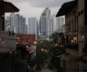 <i>Fotografía donde se observan algunos edificios este miércoles, en la ciudad de Panamá (Panamá). El Gobierno de Panamá anunció un proceso para eliminar casi 300.000 personas jurídicas suspendidas, sociedades anónimas sin actividad, del registro en medio de los esfuerzos por dejar de ser considerado un paraíso fiscal y continuar con la salida de listas de blanqueo de capitales. EFE/ Bienvenido Velasco</i>