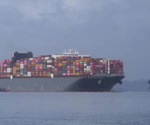 Fotografía del 5 de diciembre de 2024 de un buque portacontenedores durante su recorrido por el Corte Culebra en el Canal de Panamá (Panamá). Desde hace más de 30 años, el Canal de Panamá ilumina la carretera acuática por la que transitan los buques con energía renovable gracias a un conjunto de torres de enfilamiento y boyas equipadas con paneles solares dejando atrás la luz eléctrica. EFE/ Carlos Lemos