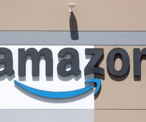 <i>Fotografía de archivo del logotipo de Amazon sobre la entrada de un centro logístico de Amazon en Los Ángeles (Estados Unidos). EFE/ Etienne Laurent</i>