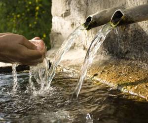Las personas en los países menos adelantados tienen el doble de probabilidades que otras de carecer de acceso a agua potable y saneamiento básico. Foto de MireXa / Getty Images