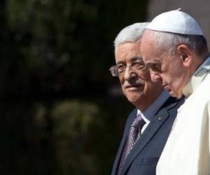 El papa Francisco (dcha) y el presidente de la Autoridad Nacional Palestina, Mahmud Abas. (Foto: AFP)