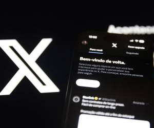 <i>Fotografía de archivo. Muestra la pantalla de un celular con acceso a la aplicación de la red social X. EFE/ Isaac Fontana ARCHIVO</i>