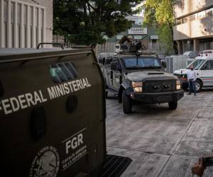 <i>Vehículos blindados salen de la Fiscalía General de Justicia para Investigaciones Especiales contra la Delincuencia Organizada (FEMDO) en la Ciudad de México, el 5 de enero de 2023, tras la detención de Ovidio Guzmán, hijo del narcotraficante preso Joaquín “El Chapo” Guzmán. (Foto de NICOLAS ASFOURI / AFP)</i>