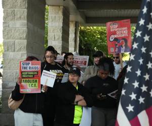 <i>Fotografía de archivo, tomada el pasado 9 de octubre, en la que se captó a un grupo de defensores comunitarios del estado de Illinois (EE.UU.), al protestar contra la Operación estatal Midway Blitz para detener a supuestos criminales indocumentados. EFE/Guillermo Azábal</i>
