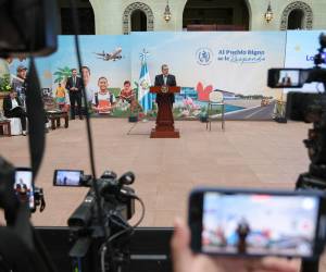 <i>El presidente de Guatemala, Bernardo Arévalo de León (c), habla en una rueda de prensa este miércoles, en Ciudad de Guatemala (Guatemala). Arévalo de León alertó sobre un año “crítico” este 2026 debido a la suspensión del presupuesto estatal por orden del máximo tribunal del país, una medida que impactará directamente en la inversión pública y el desarrollo nacional. EFE/ Mariano Macz</i>