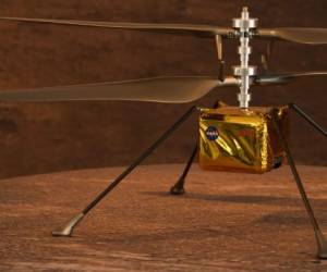 Un modelo a escala completa del helicóptero experimental Ingenuity Mars, que será transportado bajo el rover Perseverance Mars 2020, se exhibe en el Laboratorio de Propulsión a Chorro (JPL) de la NASA el 16 de febrero de 2021 en Pasadena, California. - El rover de exploración de Marte buscará signos de vida microbiana antigua y recolectará muestras de rocas para regresar a la Tierra en el futuro para estudiar la geología y el clima del planeta rojo, allanando el camino para la exploración humana. Perseverance también lleva el helicóptero experimental Ingenuity Mars, que intentará el primer vuelo controlado y motorizado en otro planeta. (Foto de Patrick T.FALLON / AFP)