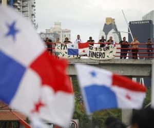 Personas se manifiestan durante una protesta en Ciudad de Panamá (Panamá). EFE/Bienvenido Velasco