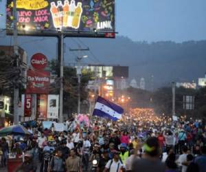 Desde el 2 de mayo mantienen las movilizaciones constantes en diferentes ciudades del país en la 'Marcha de las Antorchas para protestar por los graves actos de corrupción acaecidos en el IHSS'. (Foto: AFP).