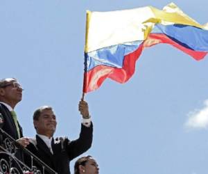 Ante las fuertes manifestaciones opositoras, que no cesan, el lunes Correa anunció el retiro temporal del Congreso, controlado por el oficialismo, de dos proyectos para elevar impuestos a las herencias y a la plusvalía. (Foto: AFP).