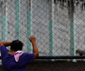 A mother demands the release of her son captured by police and paramilitaries and held in the 'El Chipote' prison in Managua, on June 16, 2018. - Once a symbol of Somoza-era torture, the 'El Chipote' prison in Managua now holds protesters. (Photo by MARVIN RECINOS / AFP)