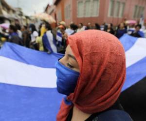 Relatives and friends of Nicaraguan-US political prisoner Eddy Montes Praslin, killed in a riot in La Modelo maximum security prison, accompany his coffin towards the cathedral in Matagalpa, about 124 km southeast of Managua, on May 19, 2019. (Photo by INTI OCON / AFP)