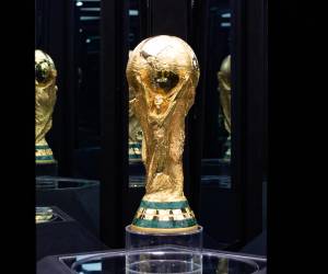 <i>Fotografía de Carlos Ramírez, en la que puede verse en una imagen de archivo del pasado 3 de mayo el trofeo de la Copa Mundial de la FIFA 2026. EFE</i>