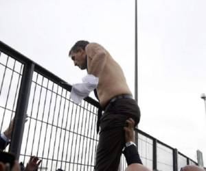 El director de Recursos Humanos de Air France, Xavier Broseta, logró huir de la turba, pero perdió su traje. (Fotos: AFP).