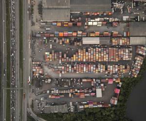 <i>Fotografía aérea de contenedores de carga el 15 de julio de 2025 en el puerto de Santos (Brasil). EFE/ Isaac Fontana</i>