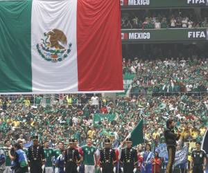 <i>Hinchas animan en la inauguración del Mundial de la FIFA 2026 este jueves, en el estadio Azteca en la Ciudad de México (México). EFE/ Sashenka Gutiérrez</i>