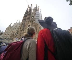 Varios turistas en las inmediaciones de la basílica de la Sagrada Familia de Barcelona.Fotografía de archivo. EFE/Alejandro García