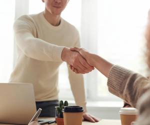 <i>La IA puede ayudar a ordenar información y acelerar etapas de reclutamiento, pero también exige fortalecer la forma en que se validan habilidades, se diseñan evaluaciones y se toman decisiones sobre las personas.Foto de iStock</i>