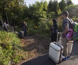 Migrants wait to board a bus heading to the border with Costa Rica at the Temporary Station of Humanitarian Assistance (ETAH) in La Penita village, Darien province, Panama on May 23, 2019. - Migrants mainly from Haiti, Cuba, Democratic Republic of Congo, India, Cameroon, Bangladesh and Angola cross the border between Colombia and Panama through the Darien Gap on their way to the United States. They escape poverty, political prosecution or lack of opportunities in their countries. Some of them die in the journey while others report thefts and violations. They arrive in Panama undernourished, dehydrated, sometimes without money and harassed by human traffickers. (Photo by Luis ACOSTA / AFP)