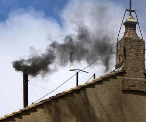 <i>El humo negro sale de la chimenea situada encima de la Capilla Sixtina, en el segundo día del cónclave para elegir un nuevo papa, en la Ciudad del Vaticano, el 8 de mayo de 2025. (Papa) EFE/EPA/ANGELO CARCONI</i>