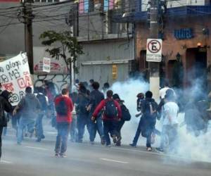 La Policía de Sao Paulo dispersa con gases lacrimógenos una manifestación en apoyo a la huelga del metro. (Foto: AFP).