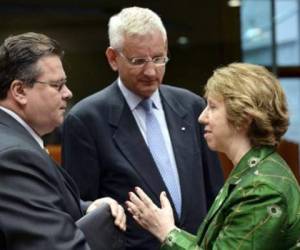 La responsable de la Política Exterior de la UE, Catherine Ashton, dialoga con los ministros del ramo sueco, Carl Bildt (c), y lituano, Linas Linkevicius. (Foto: AFP)