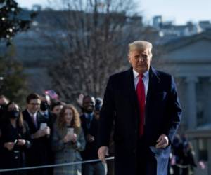 El presidente de los Estados Unidos, Donald Trump, camina junto a sus partidarios frente a la Casa Blanca el 12 de enero de 2021 en Washington, DC antes de su partida a Alamo, Texas. (Foto de Brendan Smialowski / AFP)