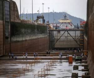 Los trabajadores dan mantenimiento a las cámaras en el carril oeste de las esclusas de Miraflores, en el lado Pacífico de la vía interoceánica panameña, por la que pasa el 5% del comercio marítimo mundial.